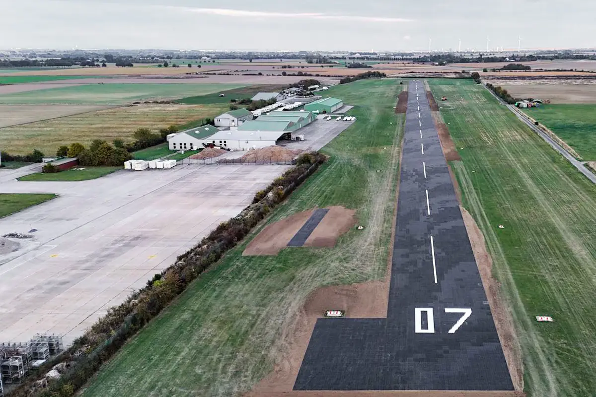 Luftaufnahme der Startbahn am Flugplatz Soest / Bad Sassendorf nach der Sanierung