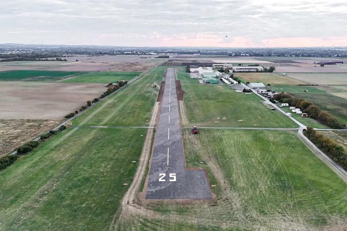 Luftbild der Landebahn 25 in Soest mit neuer stabilisierter Oberfläche